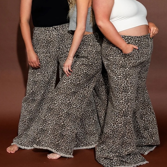 Effortlessly Cool Wide Leg Denim in Worn-In Leopard - Picture 2 of 3